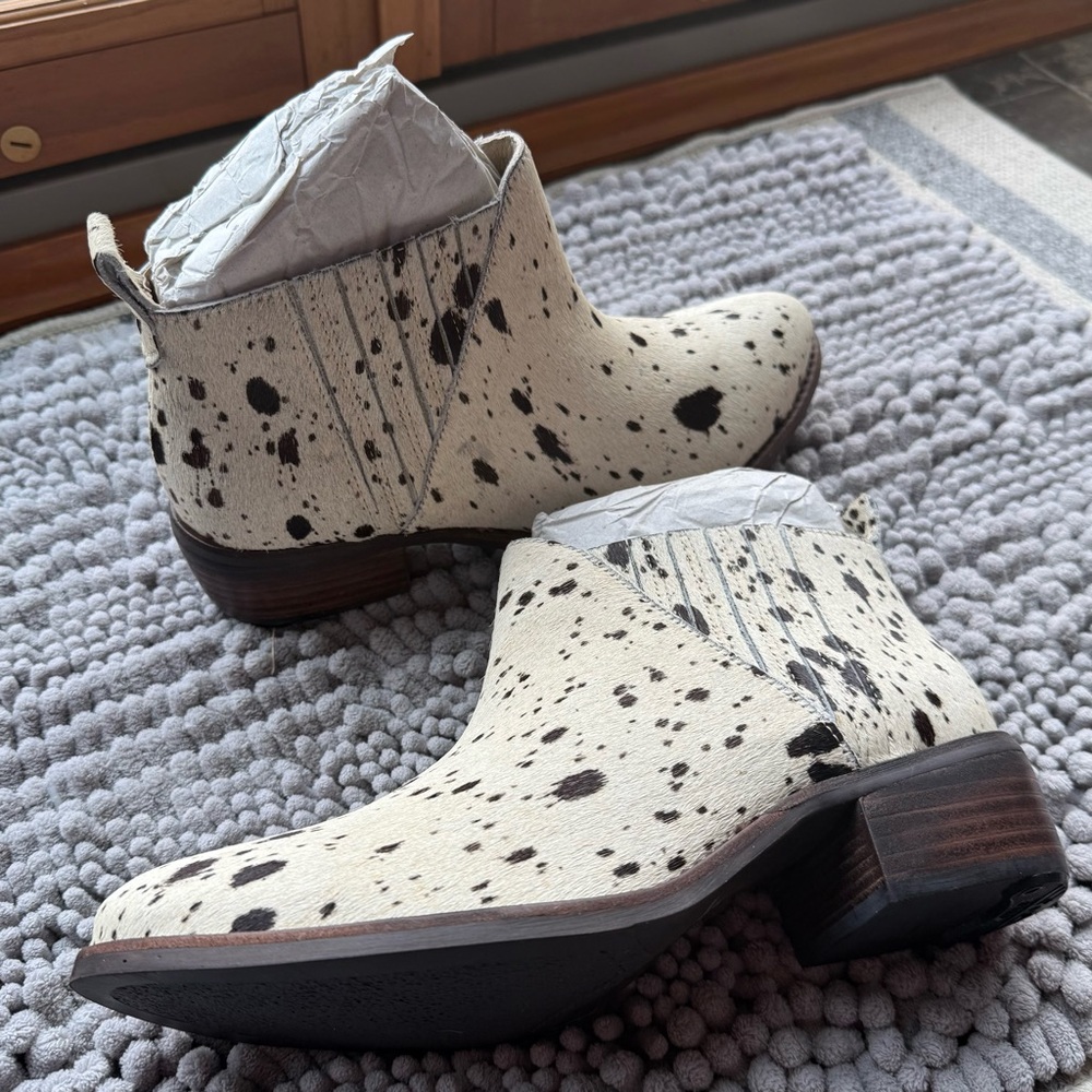Matisse NWOT calf fur, white and dark brown. Made in Brazil 9M. In box. - Picture 3 of 15
